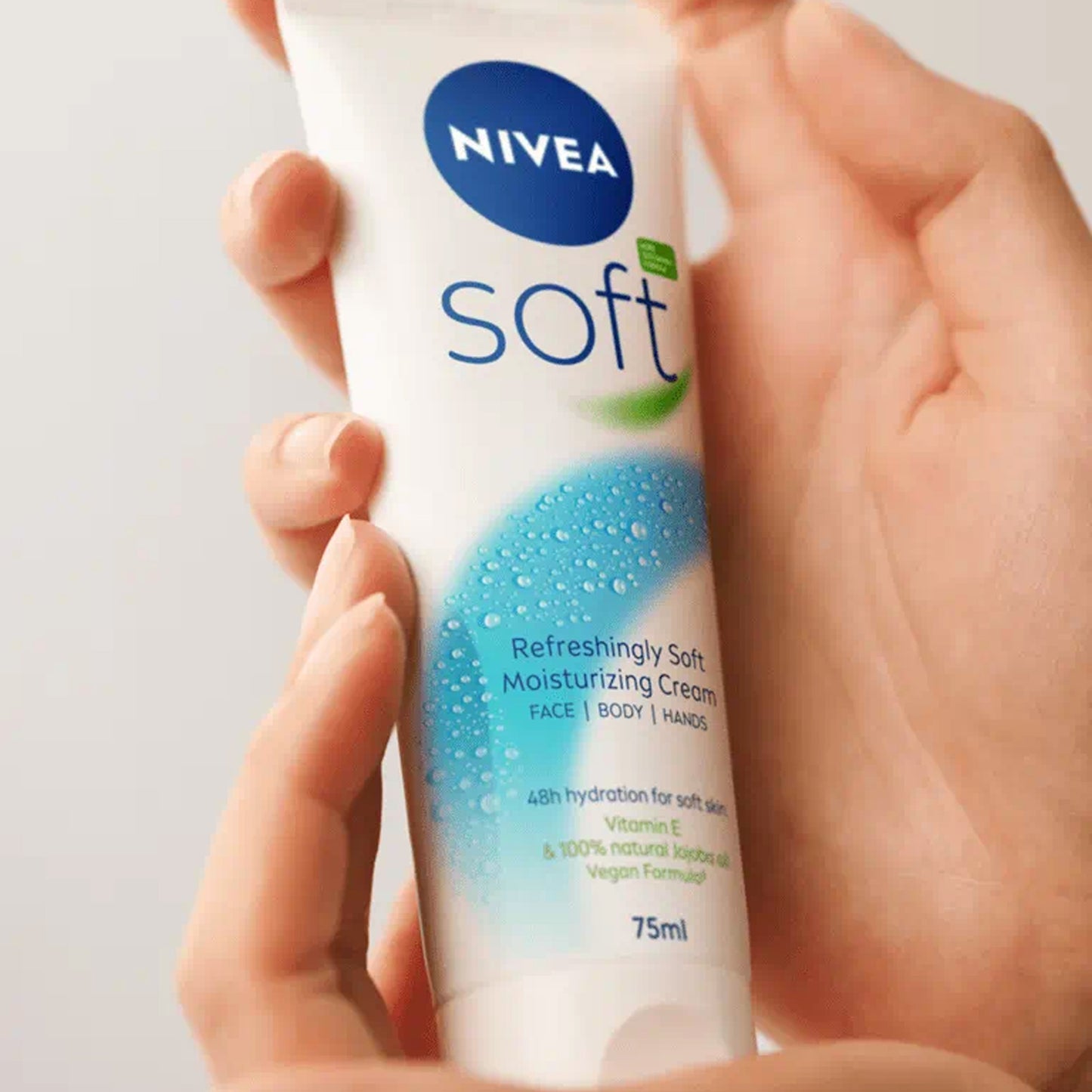 Nivea - Soft Refreshingly Soft Moisturizing Cream With Vitamin E & 100% Natural Jojoba Oil - 75ml (Spain)